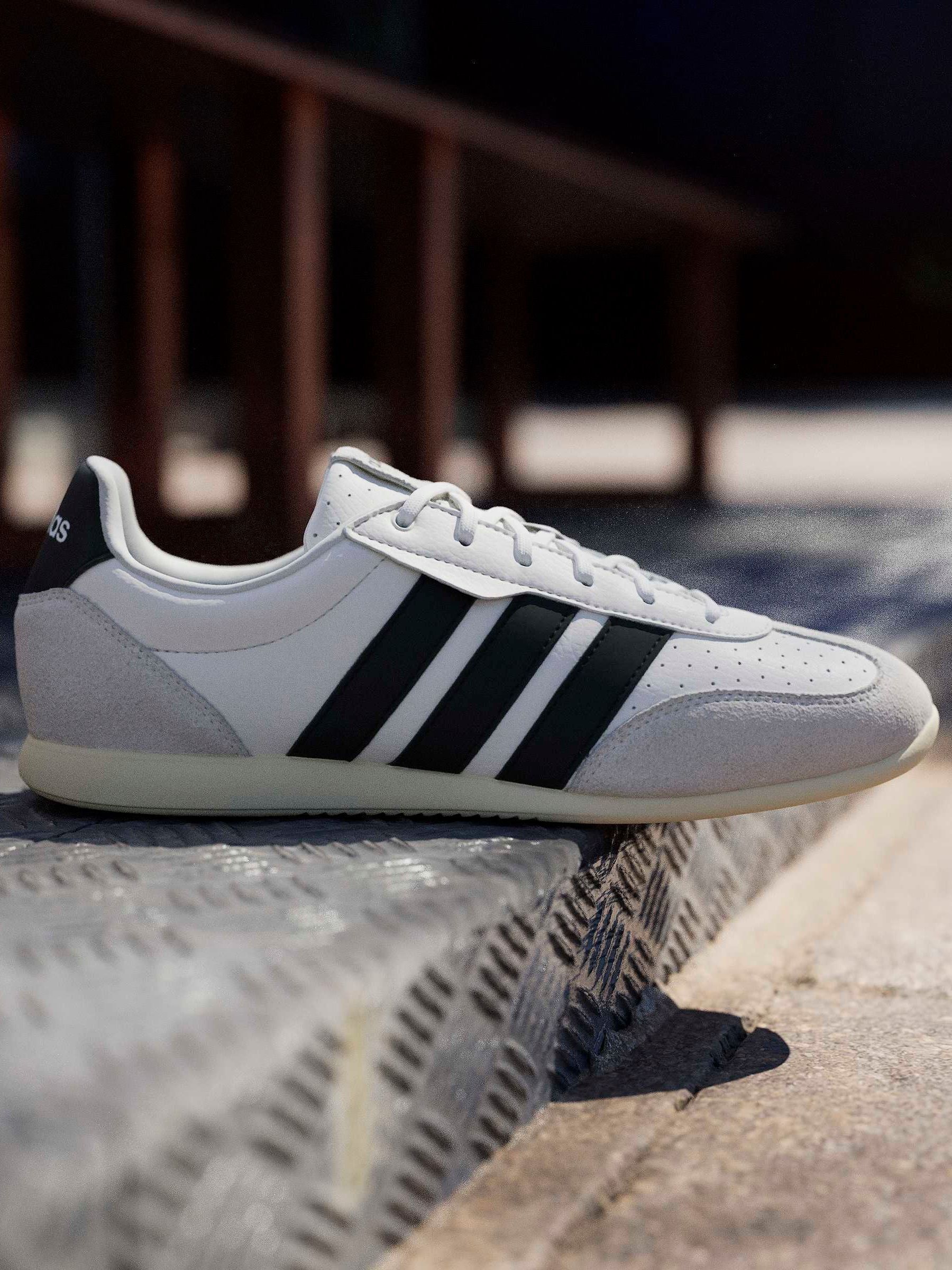 Next：日本 ホワイト / ブラック - adidas バレダロースニーカー from