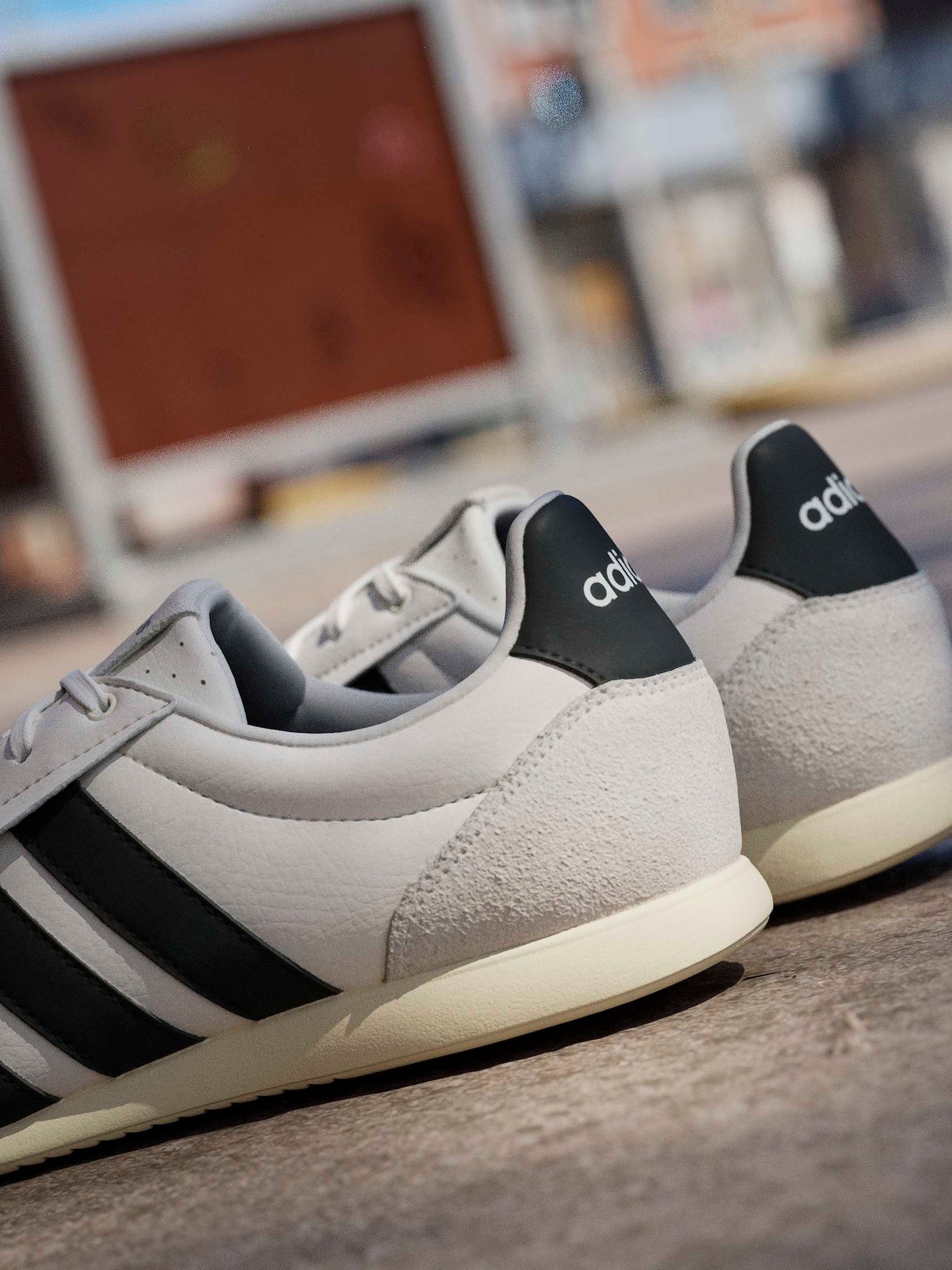 Next：日本 ホワイト / ブラック - adidas バレダロースニーカー from