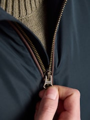 Ναυτικό μπλε - Ελαφρύ Γιλέκο με Επένδυση από Φλις Joules Farnham - Εικόνα 4 από 9