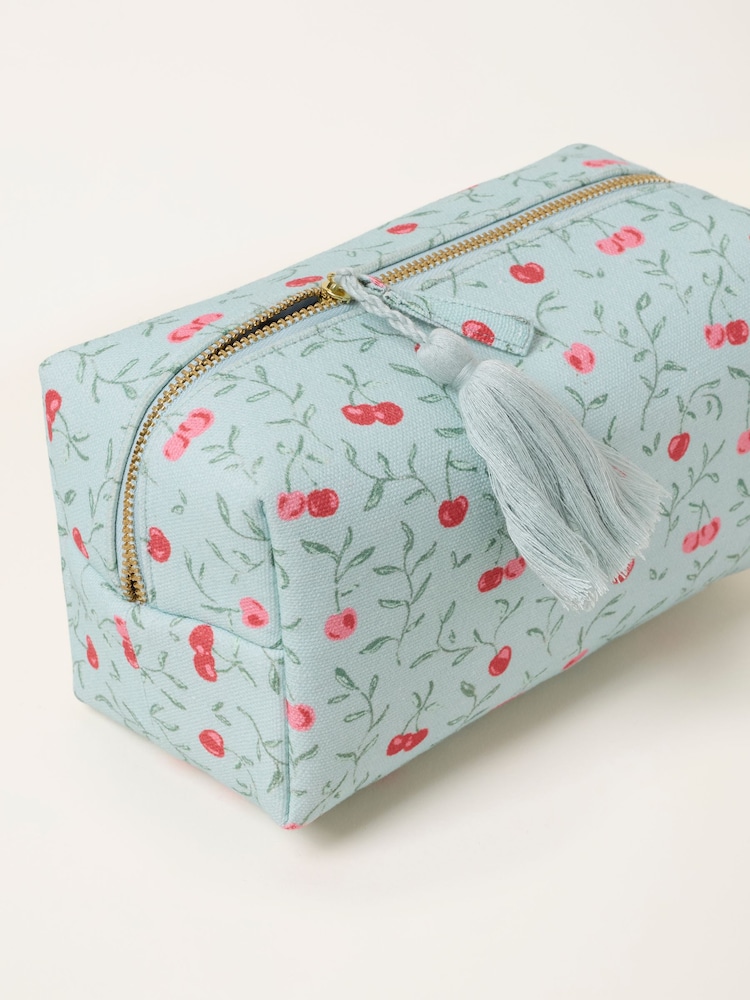 FatFace Cherry Print Canvas Make Up Bag - תמונה 2 מתוך 2 FatFace Cherry Print Canvas Make Up Bag - תמונה 2 מתוך 2