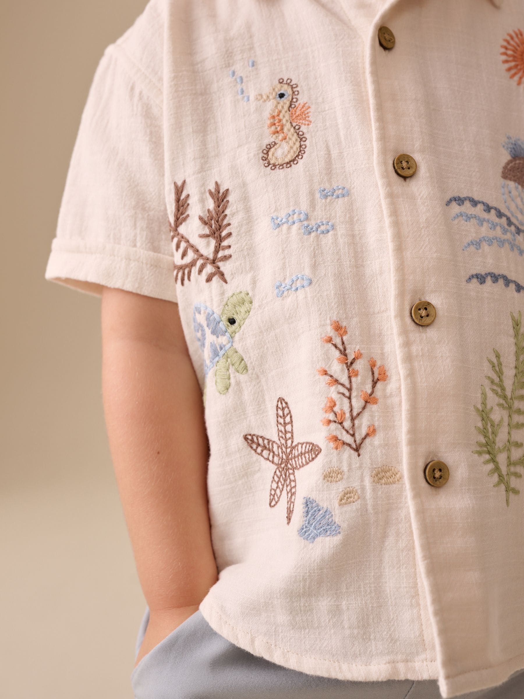 美品 タグ付 Embroidery Patchwork Shirts エクリュ Next：日本 エクリュ 海の生き物 刺繍 - 半袖 シャツ（3か月～7 歳