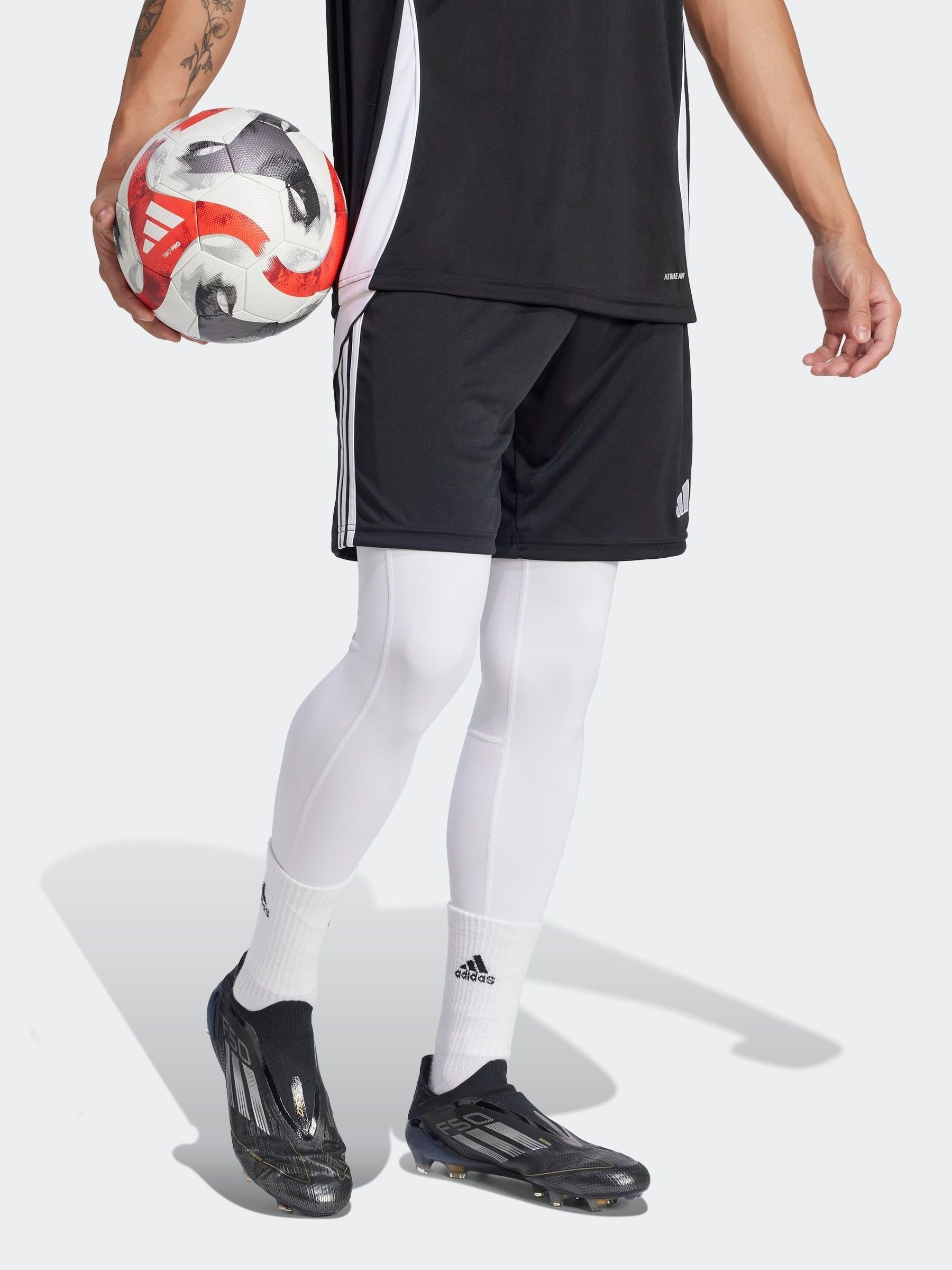 Next：日本 ホワイト - adidas テックフィットロングタイツ from Next