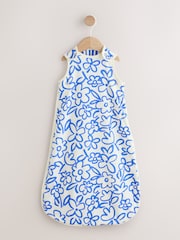 ブルー / ホワイト フローラル - 0.5 Tog ノースリーブ ベビー スリープバッグ - 画像 1 / 6