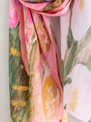 وردي - Benjamin MacGregor Artist Colaboration Lightweight Scarf - صورة 3 من 3