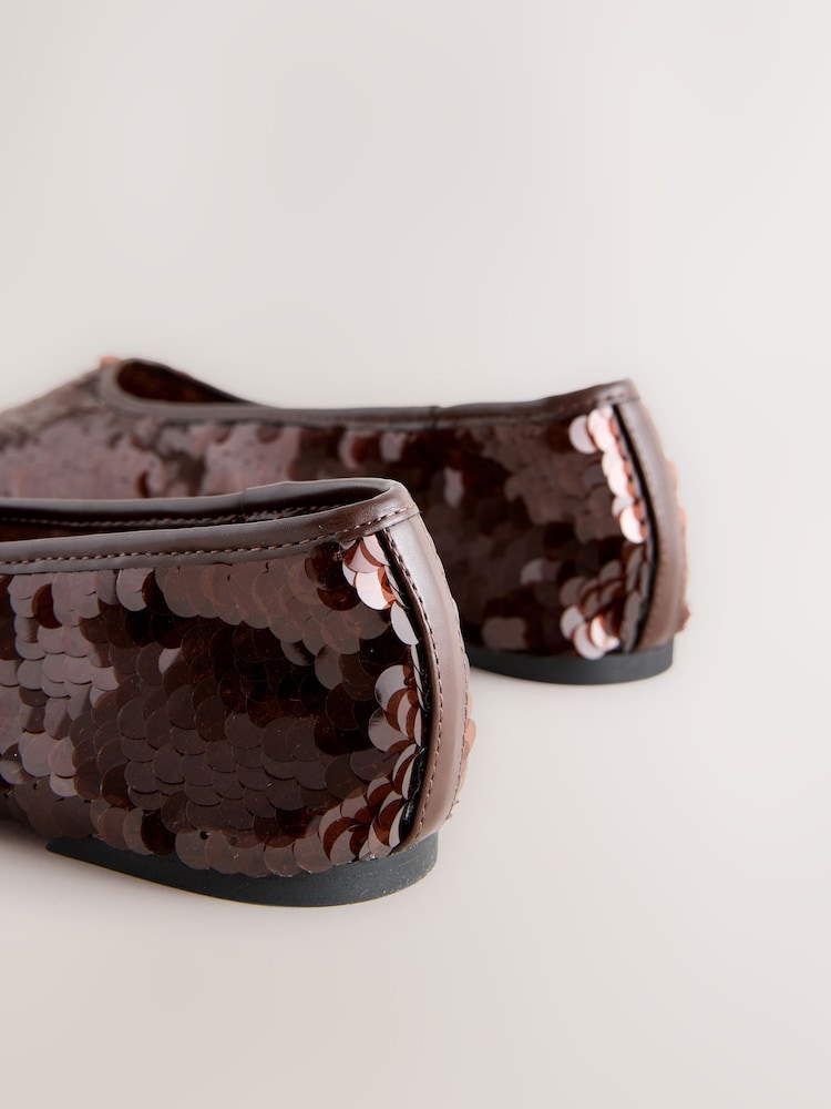 פייטים/נצנצים בצבע חום שוקולד - ®Forever Comfort נעלי בלרינה שטוחות עם חרטום עגול ופייטים - תמונה 7 מתוך 7