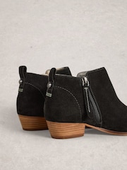 črna - White Stuff širok kroj Suede Ankle gležnjarji - Slika 4 iz 4