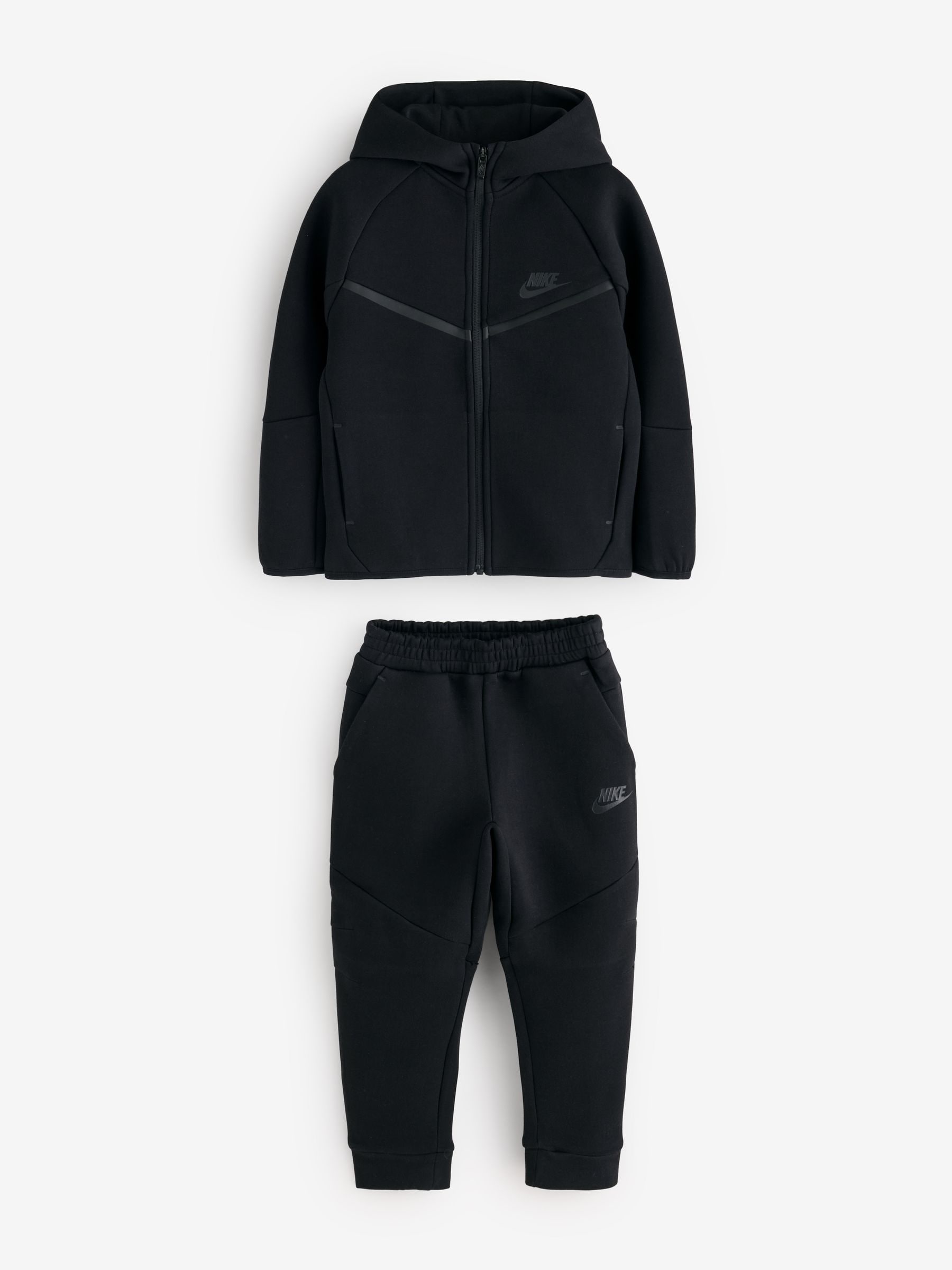 Next：日本 ブラック - Nike テックフリーストラックスーツセット from