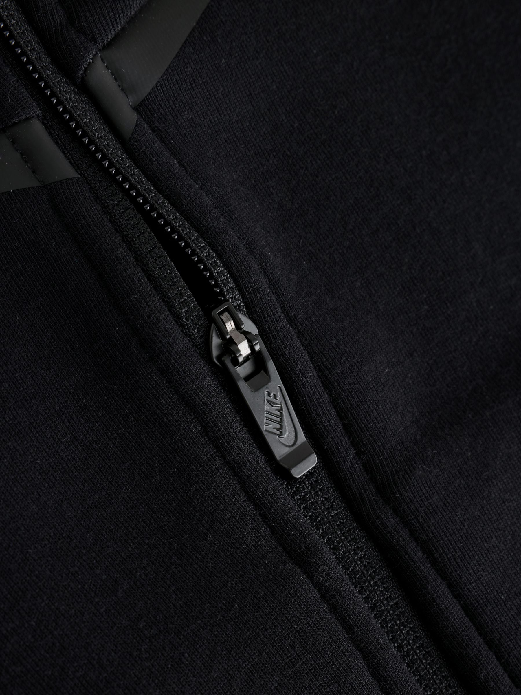 Next：日本 ブラック - Nike テックフリーストラックスーツセット from