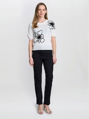 Gina Bacconi Vicki Short Sleeve White Sweater With Flower Appliqué - Imagem 1 de 5