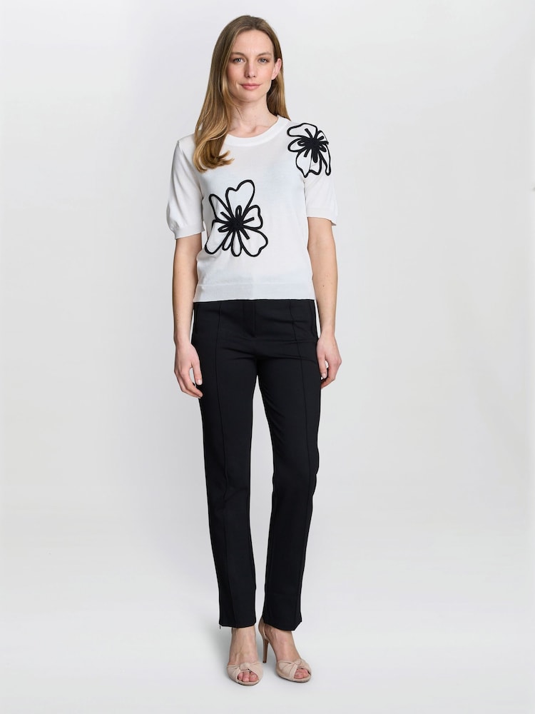 Gina Bacconi Vicki Short Sleeve White Sweater With Flower Appliqué - Imagem 1 de 5