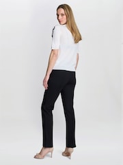 Gina Bacconi Vicki Short Sleeve White Sweater With Flower Appliqué - Imagem 2 de 5