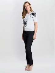 Gina Bacconi Vicki Short Sleeve White Sweater With Flower Appliqué - Imagem 3 de 5