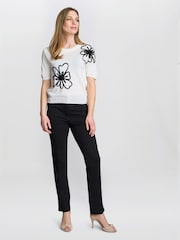 Gina Bacconi Vicki Short Sleeve White Sweater With Flower Appliqué - Imagem 5 de 5