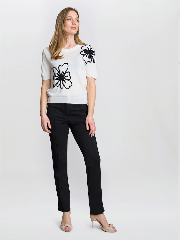 Gina Bacconi Vicki Short Sleeve White Sweater With Flower Appliqué - Imagem 5 de 5