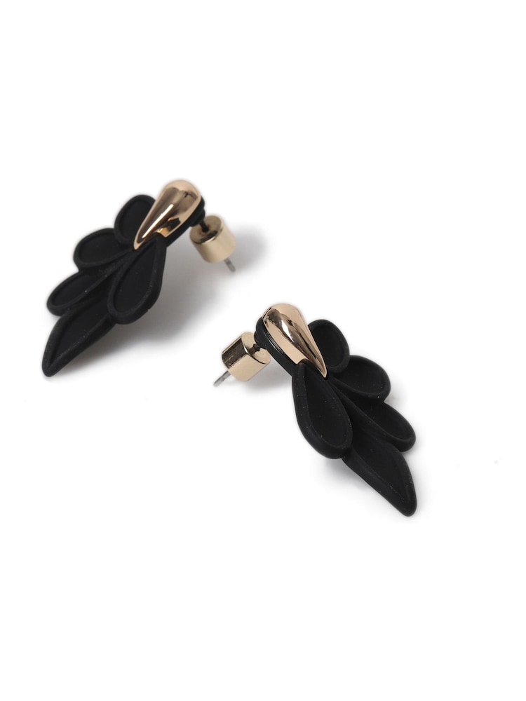 أسود - Aela Matte Petal Stud Earrings - صورة 2 من 2 أسود - Aela Matte Petal Stud Earrings - صورة 2 من 2