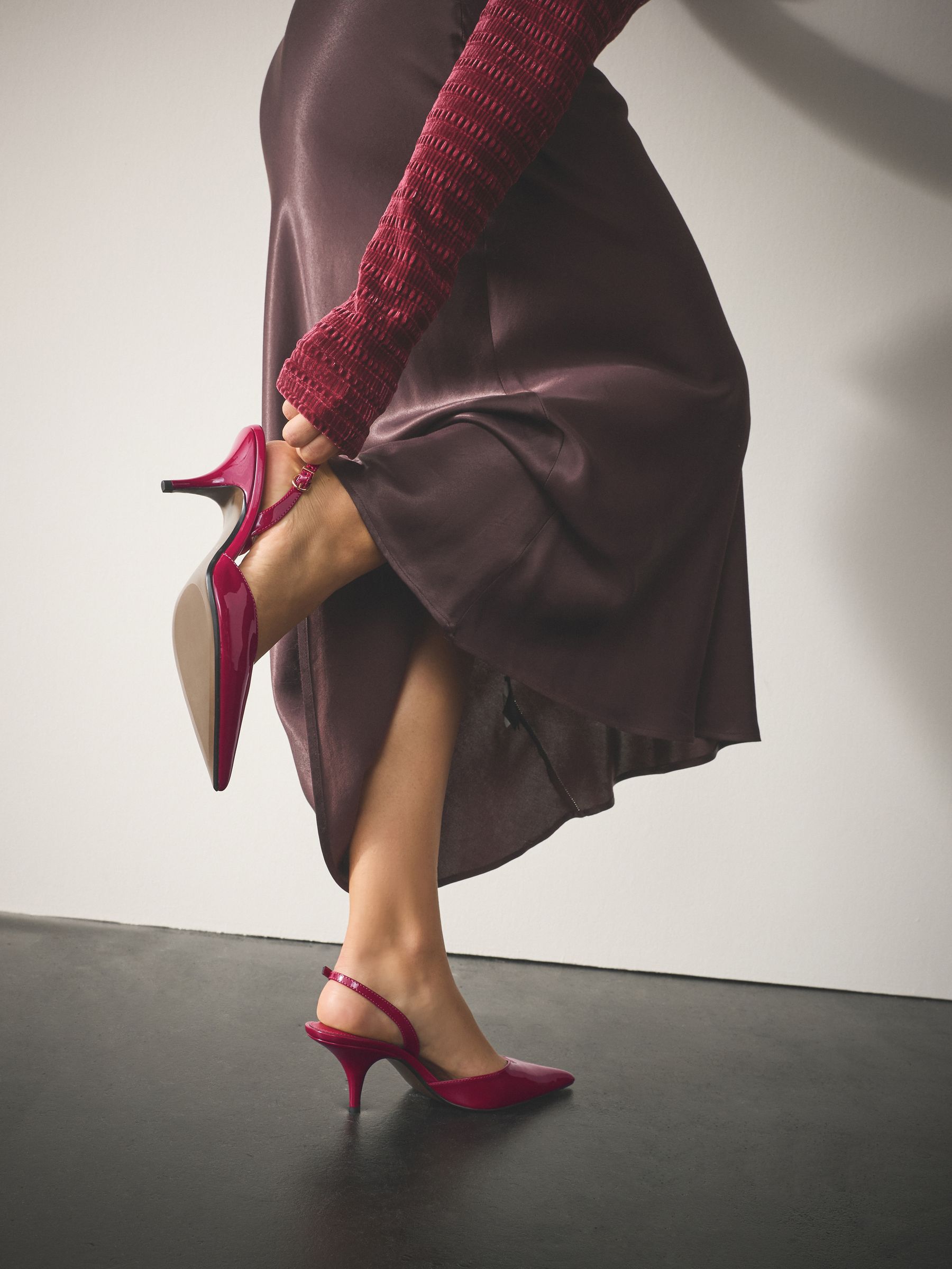 Cumpără Model roz - Forever Comfort® Pointed Toe Curvy Slingback