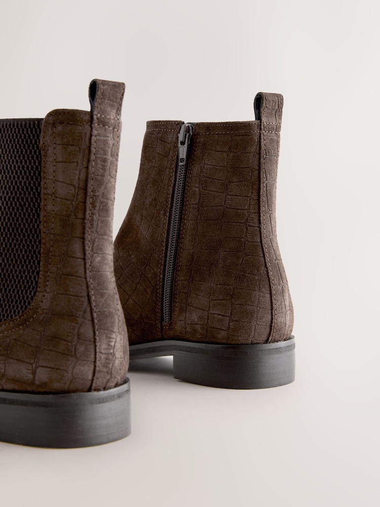 Čokoladno rjava semiš embossed - Chelsea gležnjarji Forever Comfort® - Slika 10 iz 10 Čokoladno rjava semiš embossed - Chelsea gležnjarji Forever Comfort® - Slika 10 iz 10