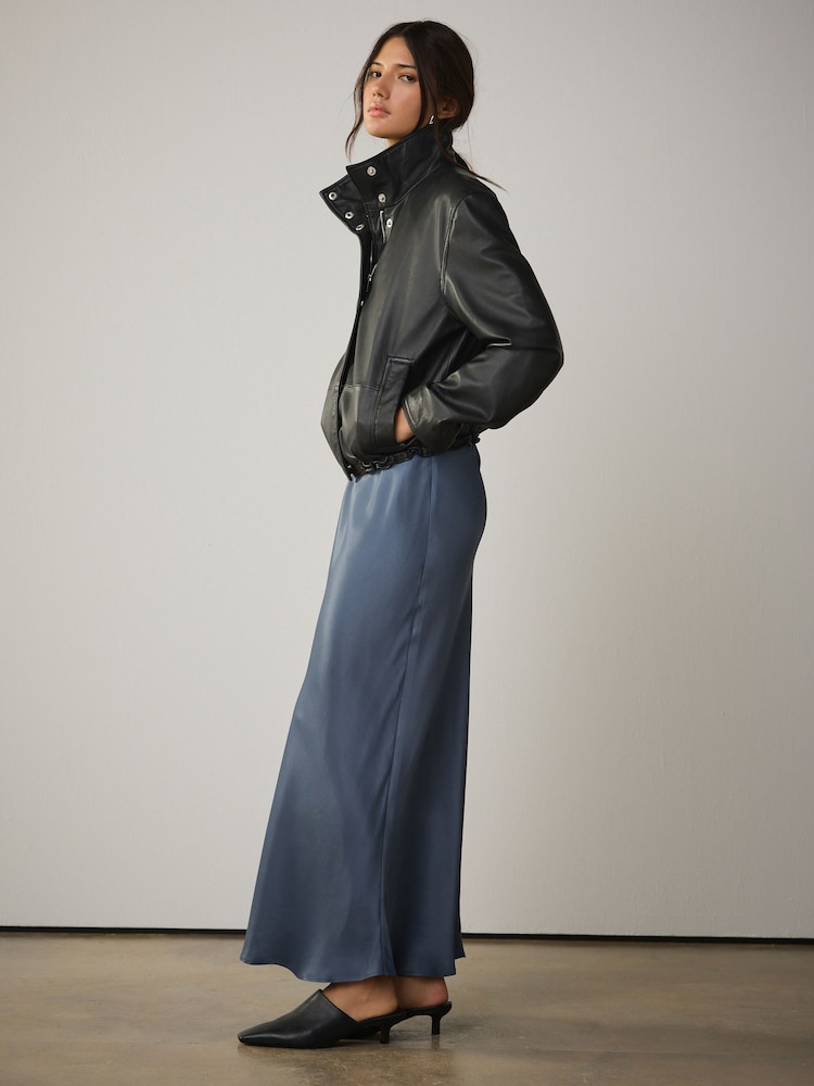 כחול  - חצאית מידי מבד סאטן - תמונה 1 מתוך 5