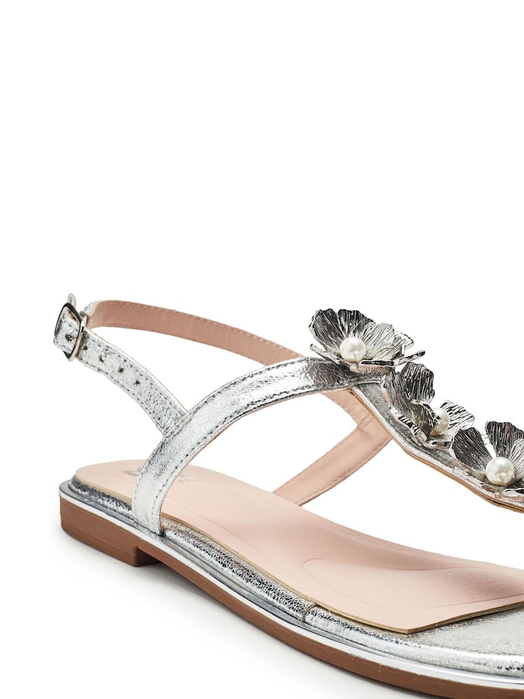 Moda in Pelle Silver Jewelle Flower Print Trim Toe Post Flat Comfort Sandals - Image 4 of 4