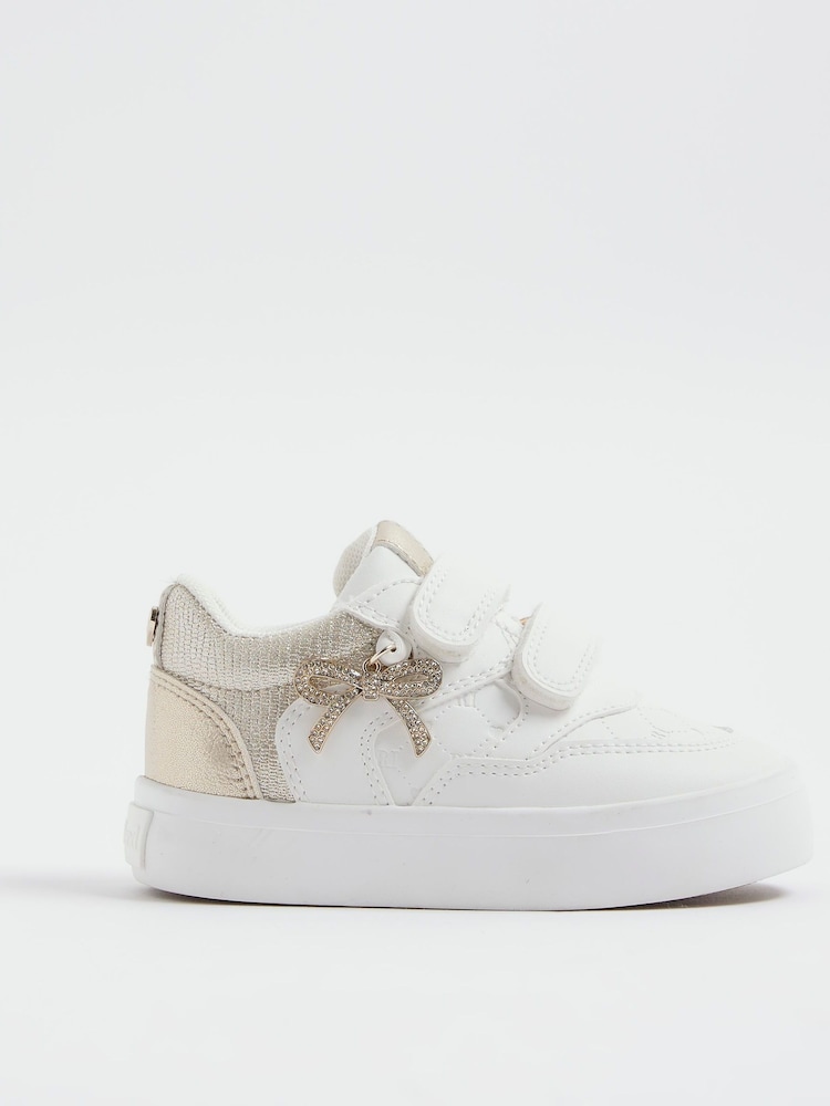 River Island נעלי ספורט בעיטור צ'ארם פפיון לילדות - תמונה 1 מתוך 5 River Island נעלי ספורט בעיטור צ'ארם פפיון לילדות - תמונה 1 מתוך 5