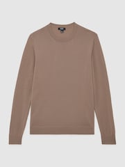 Marrón camel - Suéter con cuello redondo de lana de merino Wessex de Reiss - Imagen 2 de 6