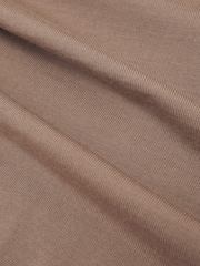 Marrón camel - Suéter con cuello redondo de lana de merino Wessex de Reiss - Imagen 6 de 6