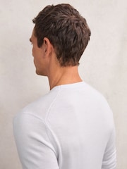 Azul escarcha - Suéter con cuello redondo de lana de merino Wessex de Reiss - Imagen 4 de 6