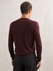 Rojo Port - Suéter con cuello redondo de lana de merino Wessex de Reiss - Imagen 4 de 5