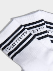 Branco - Pacote de meias com slogan da Sweaty Betty Varsity 3 - Imagem 3 de 4