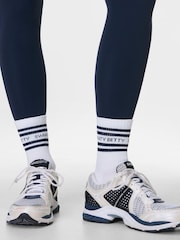 Branco - Pacote de meias com slogan da Sweaty Betty Varsity 3 - Imagem 4 de 4