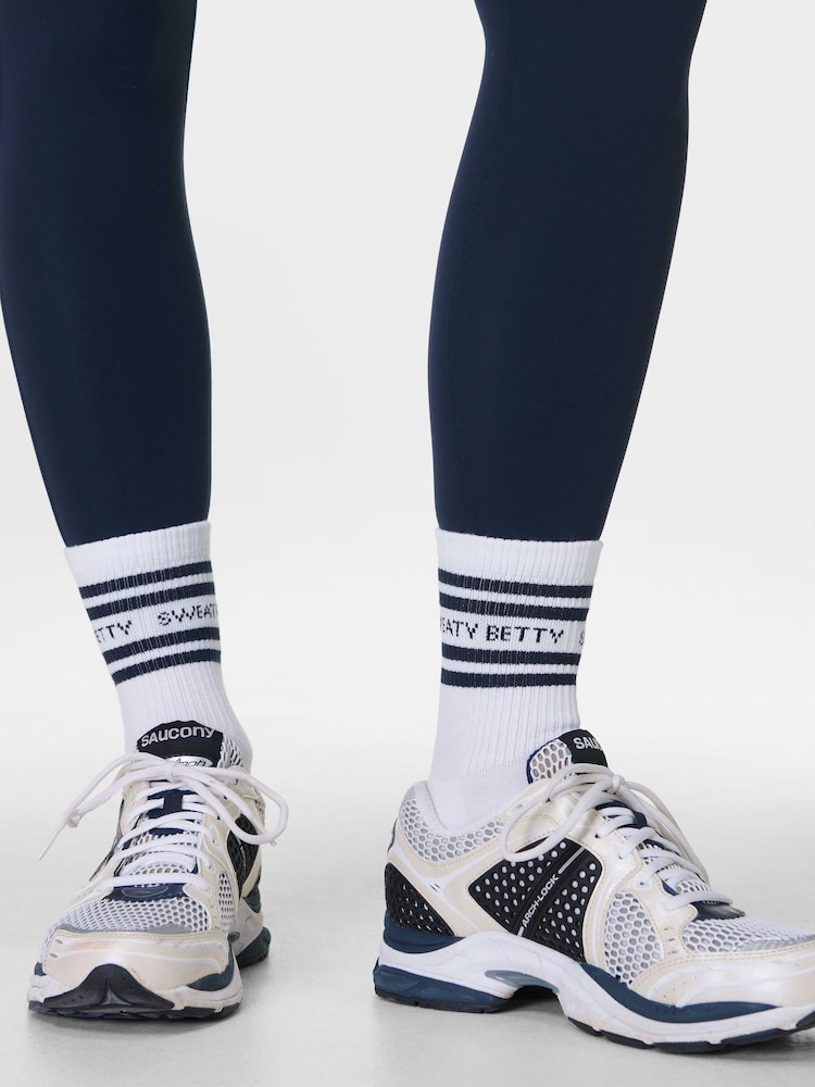 Branco - Pacote de meias com slogan da Sweaty Betty Varsity 3 - Imagem 4 de 4