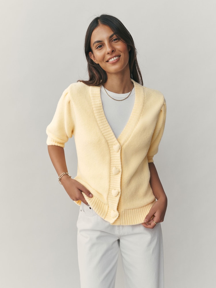 צהוב - קרדיגן מפנק עם שרוולים קצרים וכפתורי לב - תמונה 2 מתוך 8