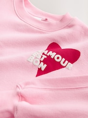 وردي/أحمر قلب - طقم من سويت شيرت وبنطلون ضيق من الأعلى وانسيابي من الأسفل (للأعمار من 3 إلى 16 سنة) - صورة 8 من 9
