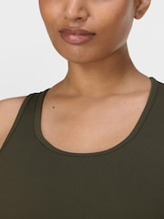 Verde - Sweaty Betty Power Medium Impact Gym Vest - Imagen 5 de 7