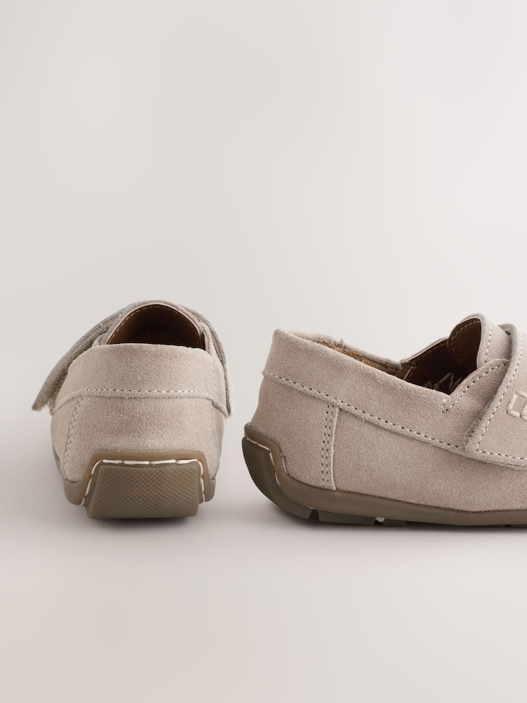 لون محايد - حذاء سهل اللبس بنمط Penny من الجلد بإغلاق لاصق - صورة 4 من 4