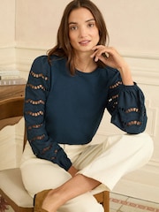 כחול כהה עם עיטור מחורר - Love & Roses חולצת שרוול ארוך - תמונה 1 מתוך 4