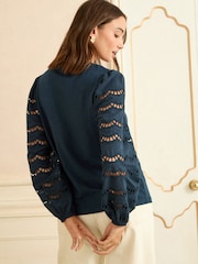 כחול כהה עם עיטור מחורר - Love & Roses חולצת שרוול ארוך - תמונה 4 מתוך 4