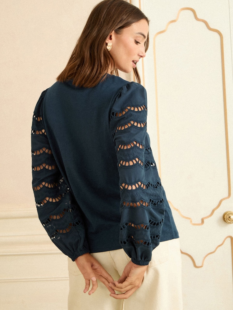 כחול כהה עם עיטור מחורר - Love & Roses חולצת שרוול ארוך - תמונה 4 מתוך 4