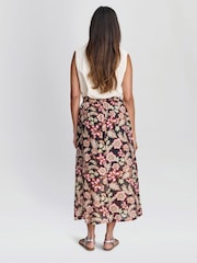 Saia preta com estampa floral Gina Bacconi EMI na cintura elástica - Imagem 2 de 5