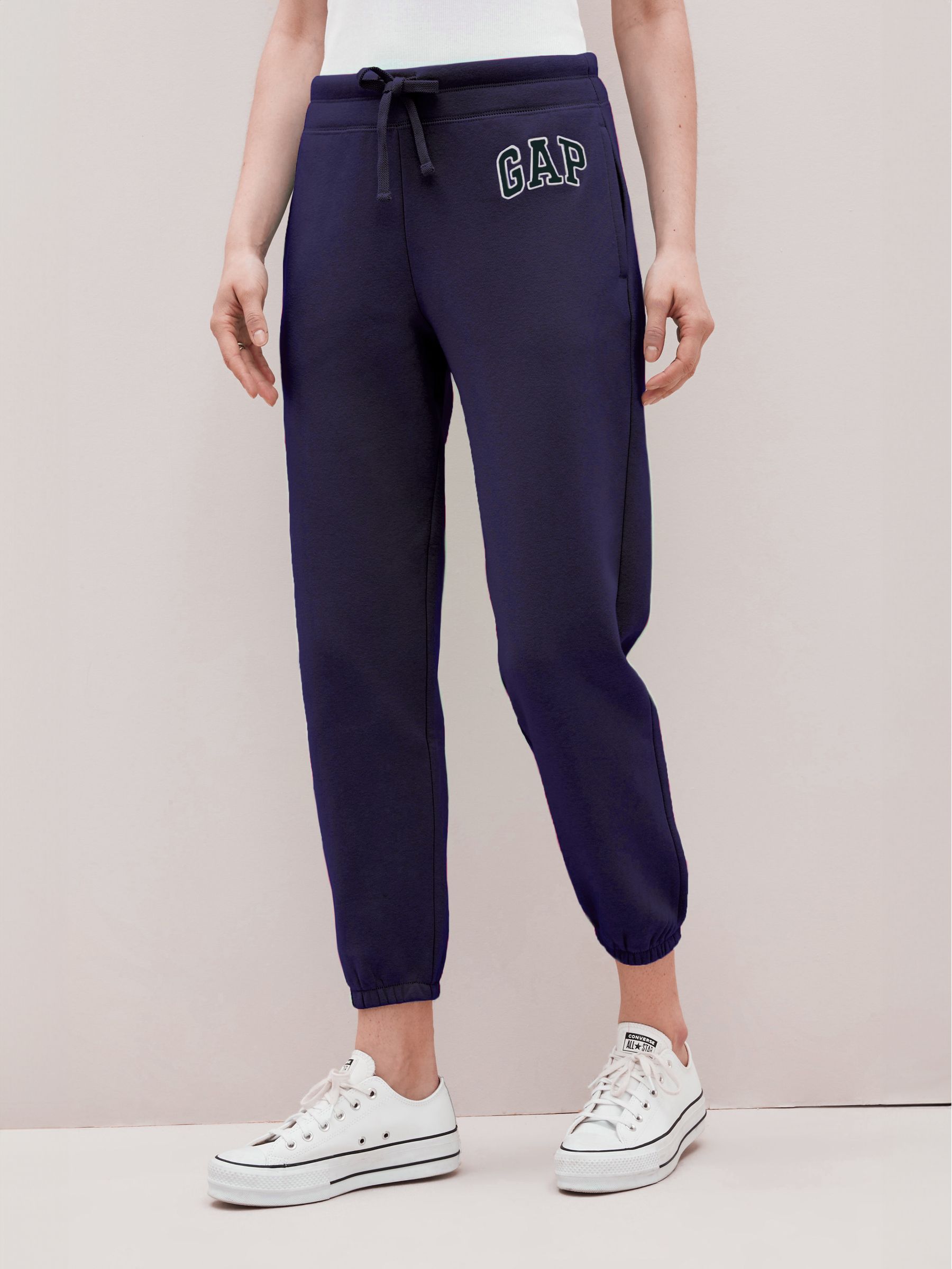 GAP Damen Jogginghose Mit Logo – Fleece, Tailliert Mit Kordelzug, Elastische Bündchen, Lässiger Freizeit-Look
