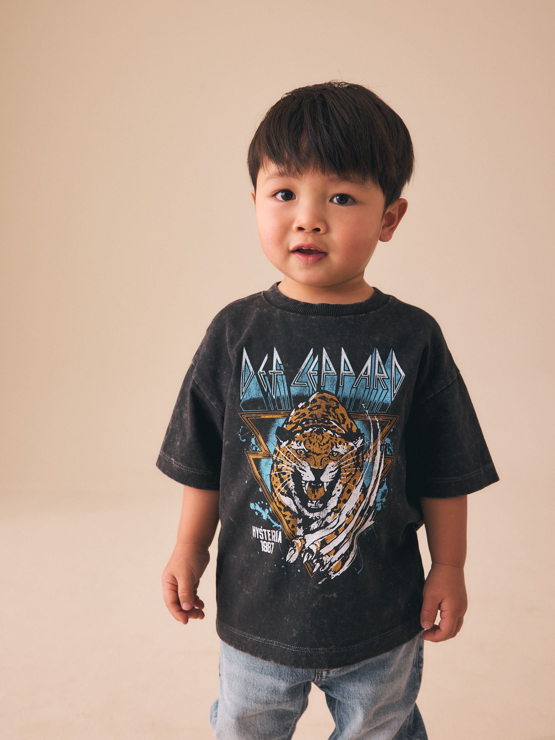 Next：日本 ウォッシュドブラック - バンド グラフィック 半袖Tシャツ