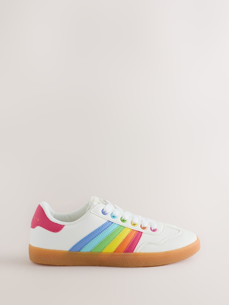 أبيض - حذاء رياضي بنعل مطاطي بتصميم خطوط قوس قزح من Little Bird by Jools Oliver - صورة 2 من 5 أبيض - حذاء رياضي بنعل مطاطي بتصميم خطوط قوس قزح من Little Bird by Jools Oliver - صورة 2 من 5