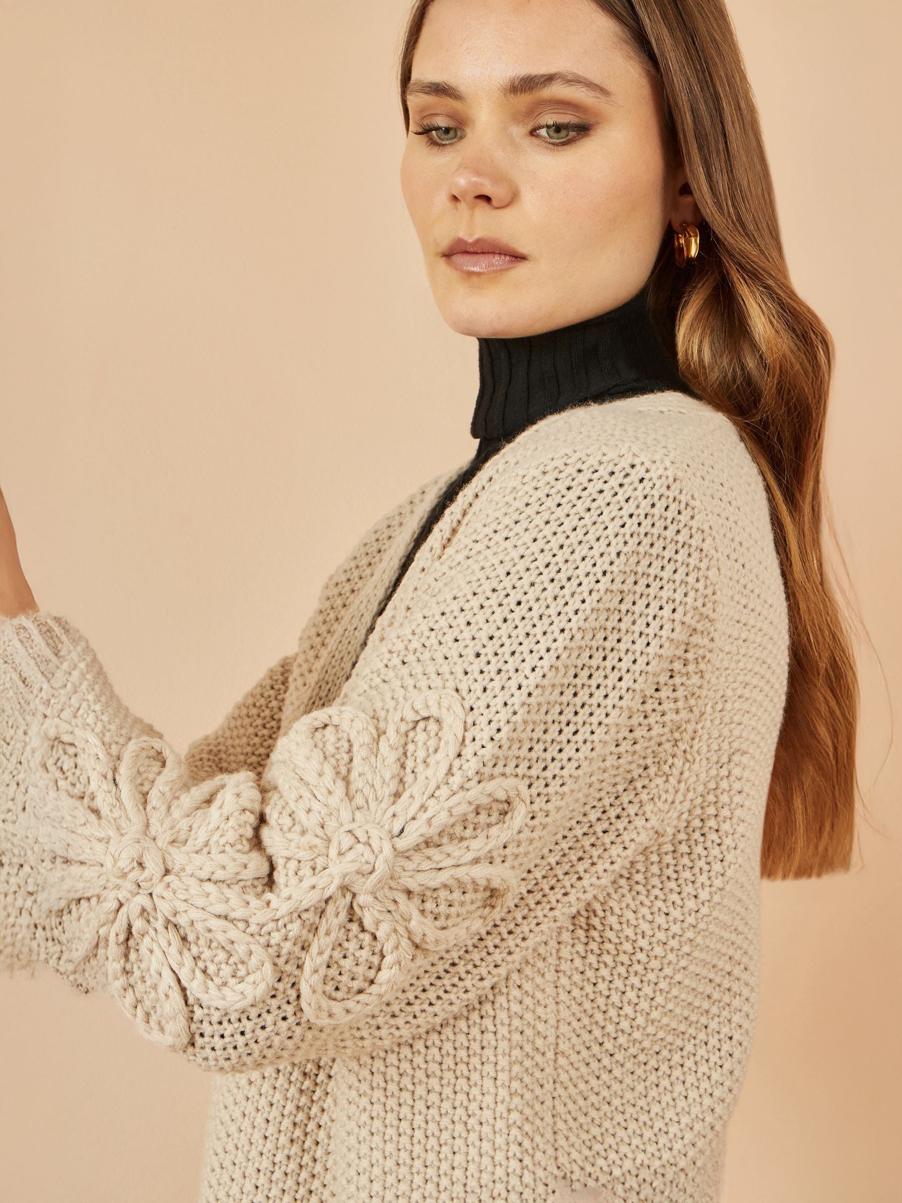 ド*ー様 【新品未開封】argue 2WAY 90s CARDIGAN / BL Comprar Creme - Cardigan Yumi Edge to Edge com mangas com detalhes