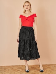 Vermelho - Blusa Yumi Jersey Cotton Bardot com detalhe de nó - Imagem 2 de 4