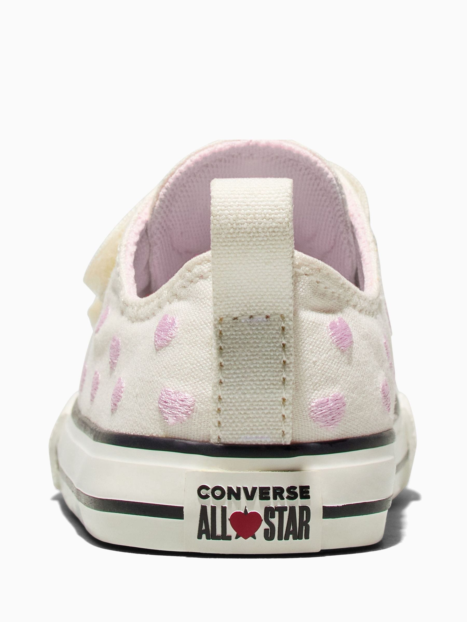 White Heart / ホワイト・ハート / Early Years Buy Converse White Chuck Taylor Toddler Heart 1V Trainers from