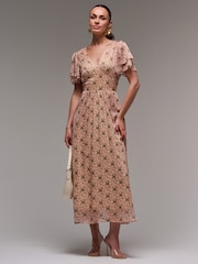 Vestido longo de chiffon com mangas de anjo e camadas Jolie Moi - Imagem 1 de 6