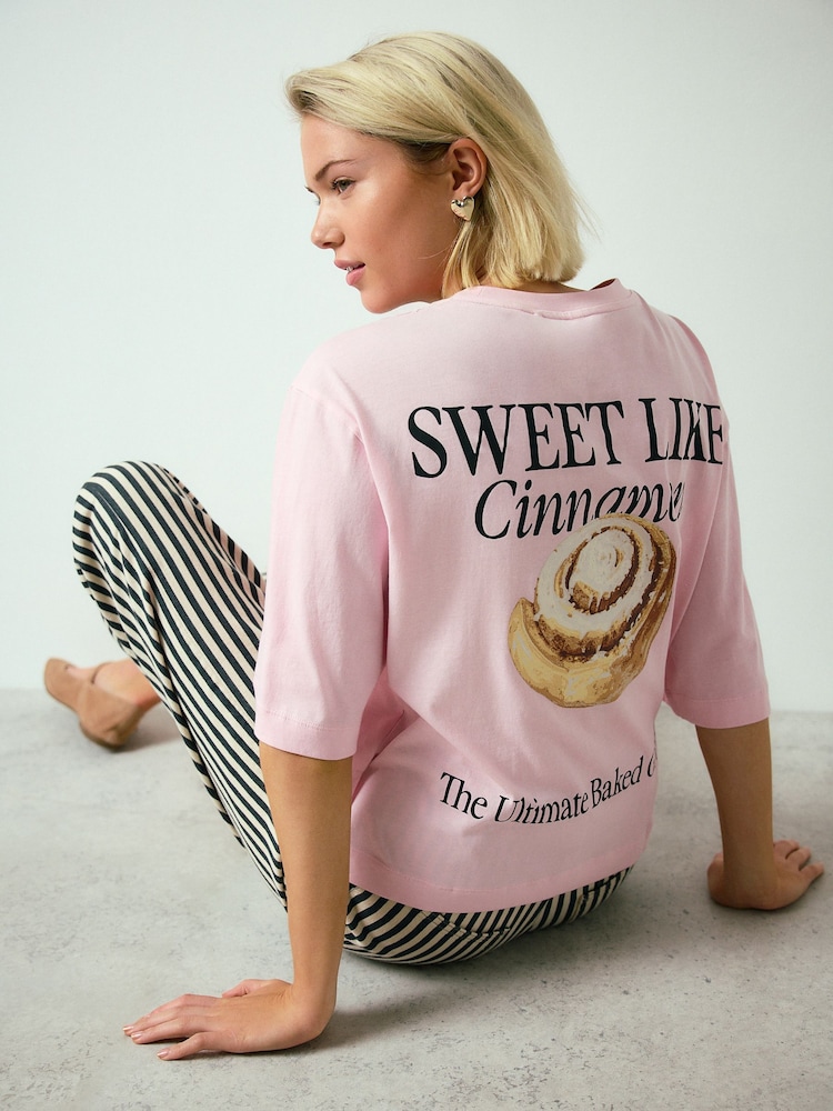 Pink Cinnamon Roll Graphic - تيشِرت واسع مريح بكُم يصل إلى الكوع وياقة بحافة مستديرة - صورة 1 من 9 Pink Cinnamon Roll Graphic - تيشِرت واسع مريح بكُم يصل إلى الكوع وياقة بحافة مستديرة - صورة 1 من 9