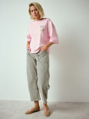 Pink Cinnamon Roll Graphic - تيشِرت واسع مريح بكُم يصل إلى الكوع وياقة بحافة مستديرة - صورة 2 من 9