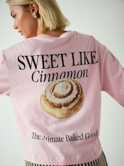 Pink Cinnamon Roll Graphic - تيشِرت واسع مريح بكُم يصل إلى الكوع وياقة بحافة مستديرة - صورة 4 من 9