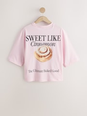 Pink Cinnamon Roll Graphic - تيشِرت واسع مريح بكُم يصل إلى الكوع وياقة بحافة مستديرة - صورة 7 من 9